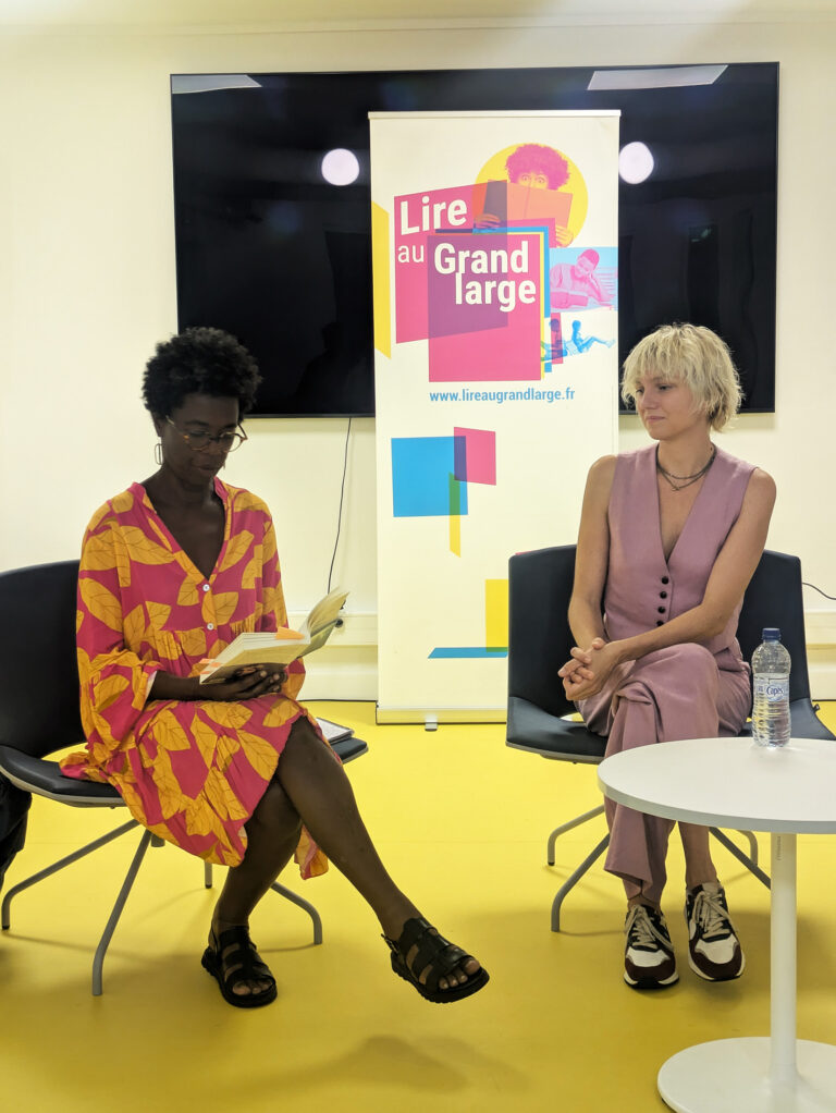 Sylvana Prudent lit un passage du roman de Virginia Tangvald _Les Enfants du large_ _ Médiathèque du Gosier